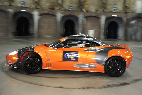VIDEO: The Stig maakt Amsterdam onveilig met donuts